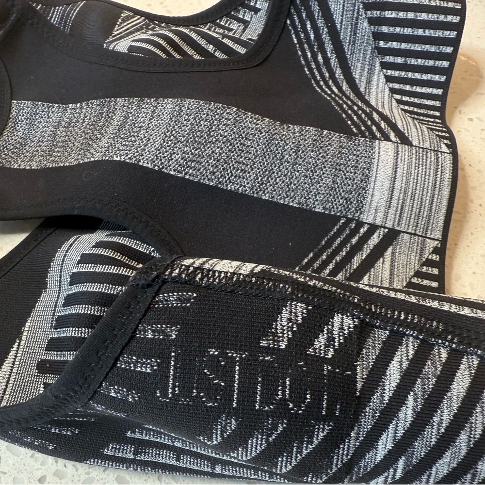 Nike Pro Indy Flyknit Seamless Sports Bra XS Black Gray‎ Stripe AJ4047-014 - Picture 11 of 13